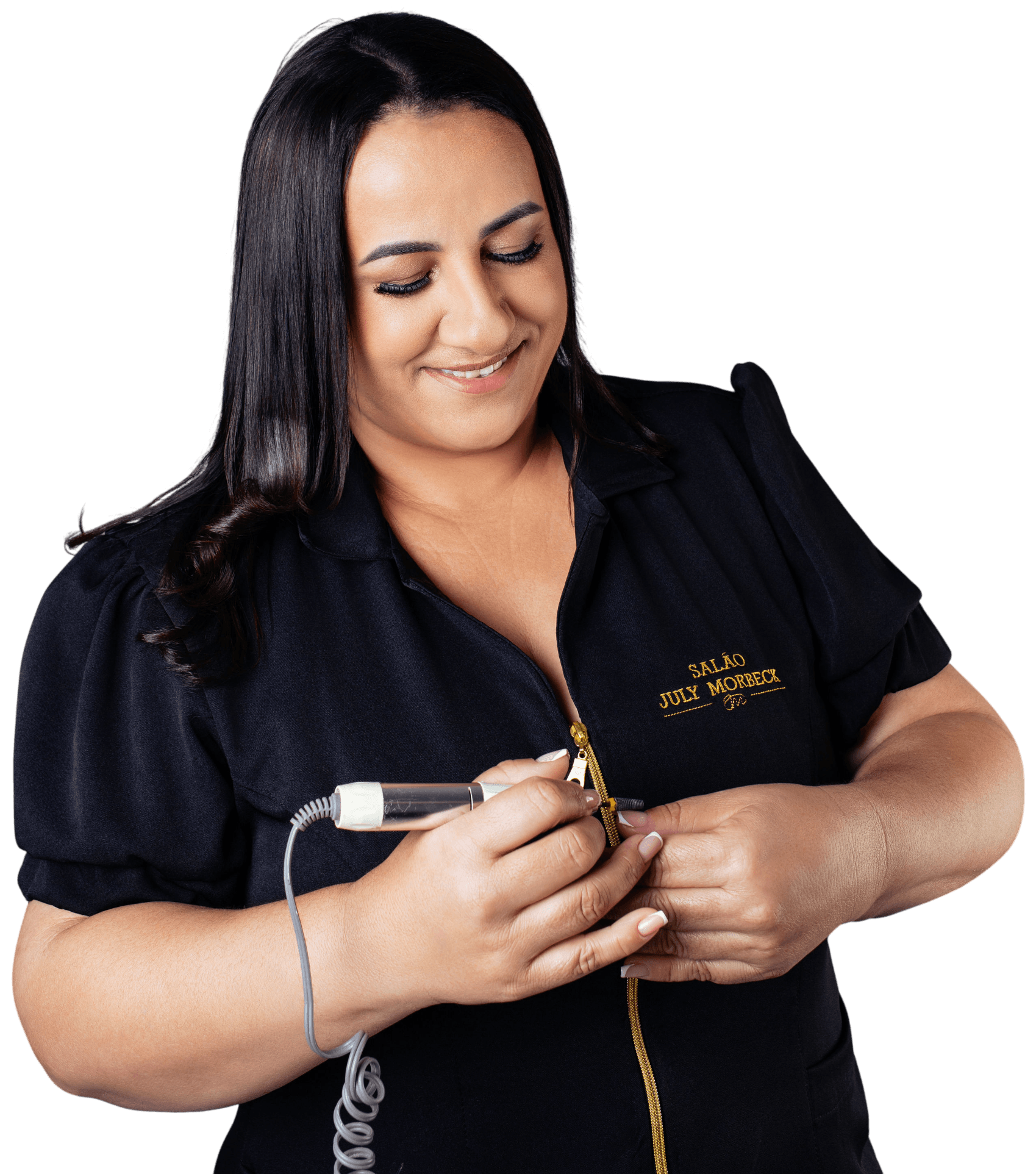 July Morbeck utilizando lixa elétrica em técnica profissional de unhas